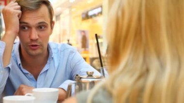 Çift kafede. güzel bir adam ve güzel kadın kavgası. 4 k, yavaş hareket, yakın çekim. kopya alanı