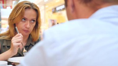 Çift kafede. güzel bir adam ve güzel kadın kavgası. 4 k, yavaş hareket, yakın çekim. kopya alanı