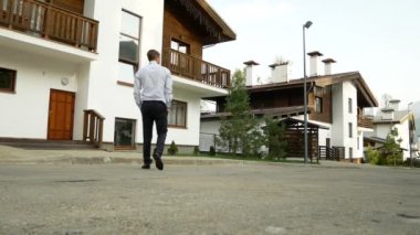 bir dağ evi, bir ev dağlarda bir arka plan üzerinde iş adamı. 4 k. sahiptir doğa görünümü