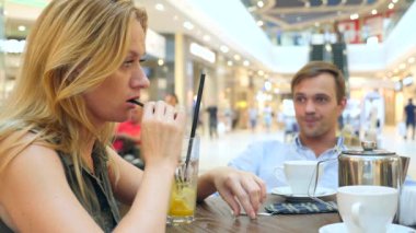 Çift kafede. güzel bir adam ve güzel kadın kavgası. 4 k, yavaş hareket, yakın çekim. kopya alanı