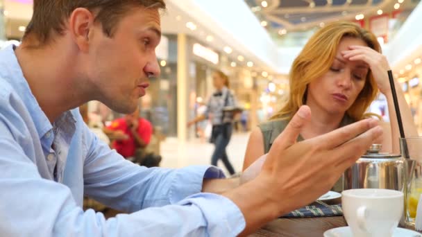 Couple in cafe. beautiful Man and beautiful woman quarrel. 4k, slow-motion, close-up. copy space — Stock Video