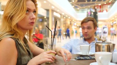 Çift kafede. güzel bir adam ve güzel kadın kavgası. 4 k, yavaş hareket, yakın çekim. kopya alanı