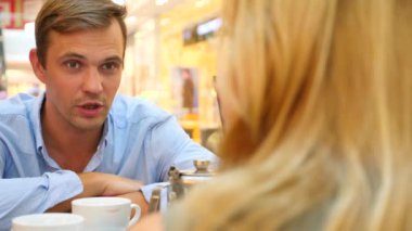 Çift kafede. güzel bir adam ve güzel kadın kavgası. 4 k, yavaş hareket, yakın çekim. kopya alanı