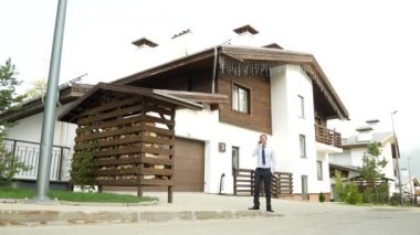 bir dağ evi, bir ev dağlarda bir arka plan üzerinde iş adamı. 4 k. samimi adam görüşmeler telefonla