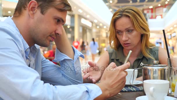 Pareja en la cafetería. hermoso hombre y hermosa mujer disputa. 4k, cámara lenta, primer plano. espacio de copia — Vídeos de Stock