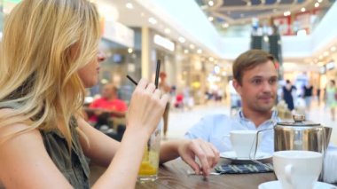 Çift kafede. güzel bir adam ve güzel kadın kavgası. 4 k, yavaş hareket, yakın çekim. kopya alanı