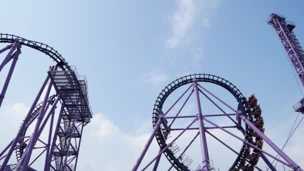 Roller coaster, wózek z osoby jadące na pętle roller coaster 4k. — Wideo stockowe