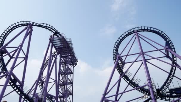 Roller coaster, insanlar bir roller coaster 4 k döngüler üzerinde sürme ile bir arabası. — Stok video