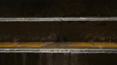 Yağmur damlaları sonbahar çamura düşmek. 4k, ağır çekim