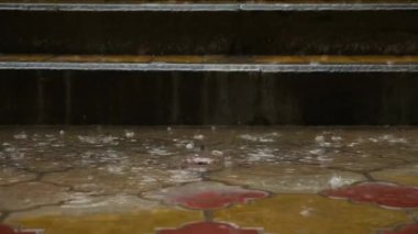 Yağmur damlaları sonbahar çamura düşmek. 4k, ağır çekim