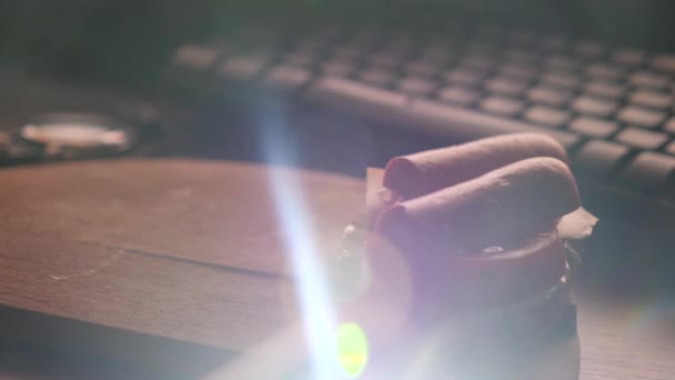 Hausgemachtes Sandwich mit Wurst auf dem Hintergrund einer Computertastatur. helles Glanzlicht. 4k. — Stockvideo