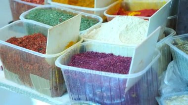 Baharat, Kuruyemiş, Kuruyemiş Pazar üstünde belgili tanımlık sayaç, 4k, yavaş hareket ekranda