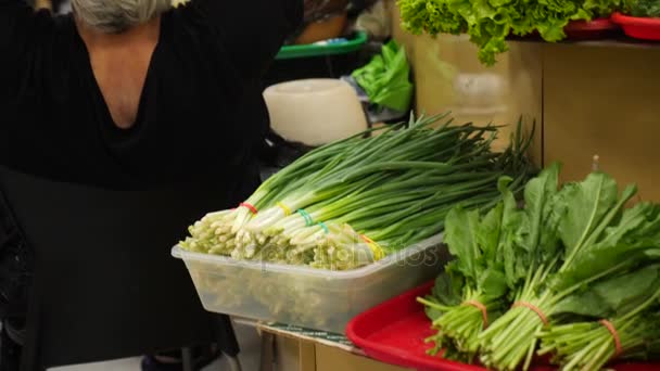 Close-up van greens en groenten op de teller, op de bazaar. groene uien, selderij, peterselie, Dille. 4k. — Stockvideo