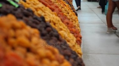 Baharat, Kuruyemiş, Kuruyemiş Pazar üstünde belgili tanımlık sayaç, 4k, yavaş hareket ekranda
