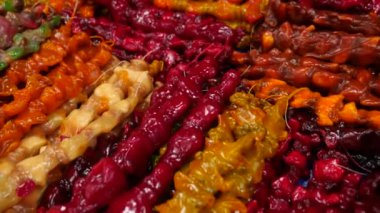 Baharat, Kuruyemiş, Kuruyemiş Pazar üstünde belgili tanımlık sayaç, 4k, yavaş hareket ekranda