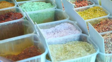 Baharat, Kuruyemiş, Kuruyemiş Pazar üstünde belgili tanımlık sayaç, 4k, yavaş hareket ekranda