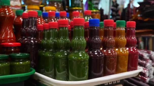 Especiarias, nozes, frutas secas em exposição no mercado no balcão, 4k, câmera lenta — Vídeo de Stock