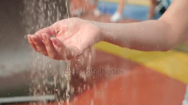 Női kéz hatálya alá tartozó, a vízcseppek heves esőzés közelről, 4k, lassú mozgás — Stock videók