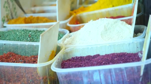 Spezie, noci, frutta secca in mostra al mercato sul bancone, 4k, slow-motion — Video Stock