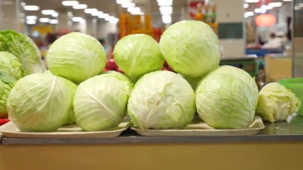 Detail ze zeleniny na pult není bazar. Bílé zelí. 4k. — Stock video