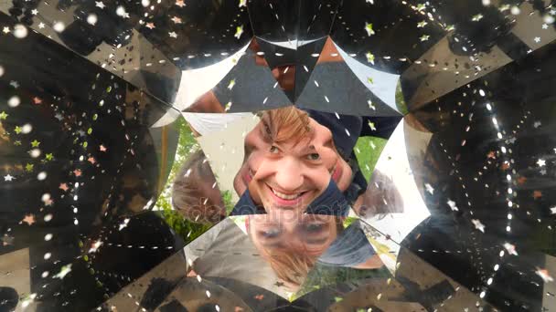 Een caleidoscoop van een persoon die vreemde gezichten maakt. Close-up. 4k, slow-motion. kopie ruimte — Stockvideo