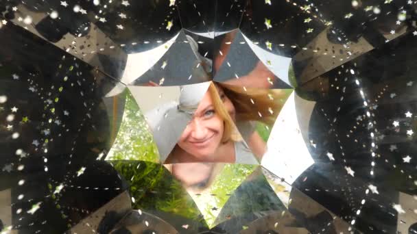Blauäugige Blondine im Kaleidoskop der Reflexionen. 4k, Zeitlupe — Stockvideo