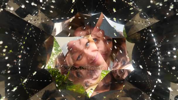 Loira de olhos azuis no caleidoscópio de reflexões. 4k, câmera lenta — Vídeo de Stock