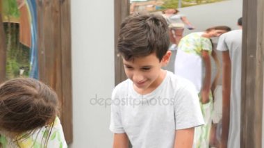 Anne ve çocuk, ikiz erkek ve kız kameranın yanlış bir aynadaki bir yansıma alır. yaşam tarzı yolculuk. onlar gülüyor ve aptal. 4 k. ağır çekim