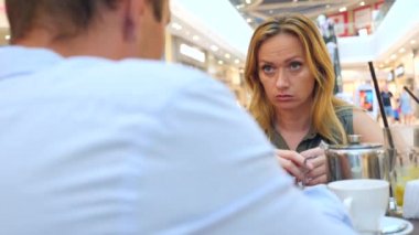 Çift kafede. güzel bir adam ve güzel kadın kavgası. 4 k, yavaş hareket, yakın çekim. kopya alanı