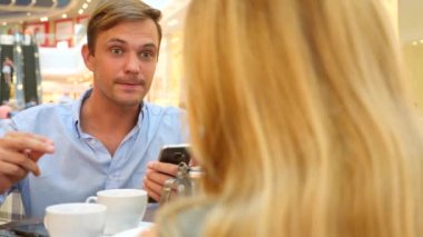 Çift kafede. güzel bir adam ve güzel kadın kavgası. 4 k, yavaş hareket, yakın çekim. kopya alanı