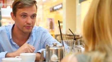 Çift kafede. güzel bir adam ve güzel kadın kavgası. 4 k, yavaş hareket, yakın çekim. kopya alanı