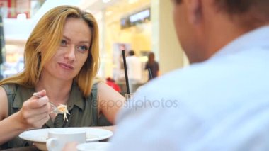 kadın diyet, yorgun bir kafede lahana salatası yemek. 4k, ağır çekim. kopya alanı