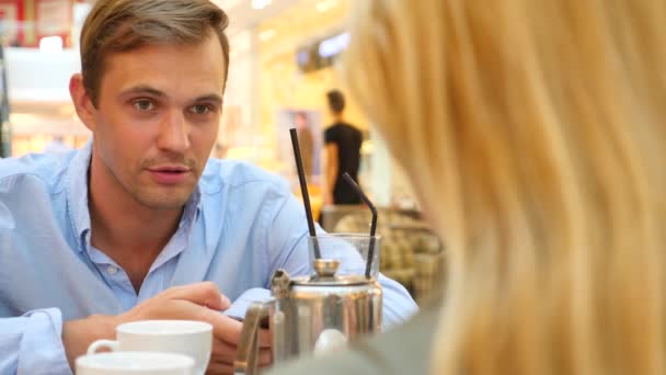 Pareja en la cafetería. hermoso hombre y hermosa mujer disputa. 4k, cámara lenta, primer plano. espacio de copia — Vídeo de stock