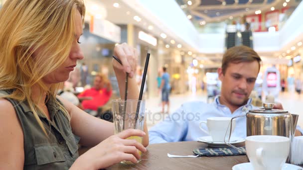 Couple in cafe. beautiful Man and beautiful woman quarrel. 4k, slow-motion, close-up. copy space — Stock Video