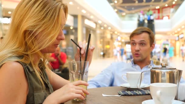 Pareja en la cafetería. hermoso hombre y hermosa mujer disputa. 4k, cámara lenta, primer plano. espacio de copia — Vídeos de Stock