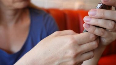 ödeme faturası ödeme terminal yoluyla smartphone üzerinden kafede. 4k, ağır çekim. yakın çekim, kopya alanı