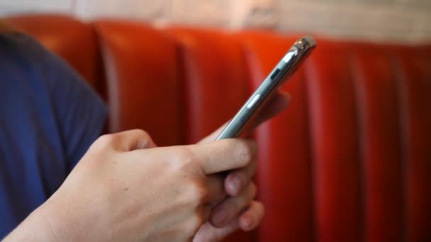 Bezahlung der Rechnung im Café vom Smartphone aus über das Zahlungsterminal. 4k, Zeitlupe. Nahaufnahme, Kopierraum — Stockvideo