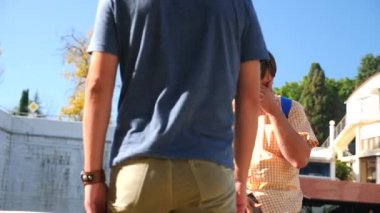 Depresyonda ve üzgün genç adam onun arkadaşı zemin köprünün karşı sigara içiyorum. 4k, ağır çekim silah, uzay kopyalayın. bir sigara güneş ışığı altında gelen duman