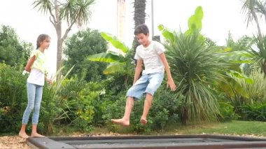 Çocuk bir trambolin üzerinde atlama kısa filmlerde. silah kopyalama, 4 k. uzay ağır çekim