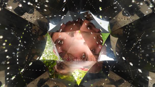Kaleidoskop einer Person, die seltsame Gesichter macht. Nahaufnahme. 4k, Zeitlupe. Kopierraum — Stockvideo