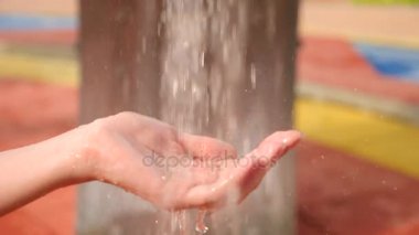 Yakın çekim, 4 k, yavaş hareket ağır yağmur damlacıkları kadın el ele