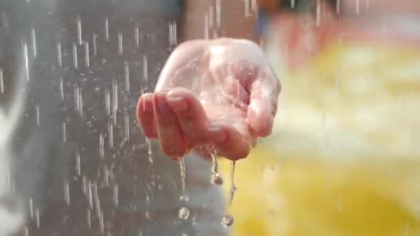 Γυναικείο χέρι καλύπτεται σε σταγονίδια από δυνατή βροχή σε γκρο πλαν, 4k, αργή κίνηση — Αρχείο Βίντεο