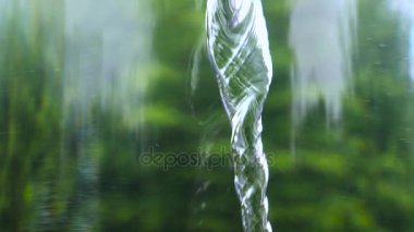 girdap bir cam şişe içinde. Camın arkasından. bir deneyim. 4k, ağır çekim