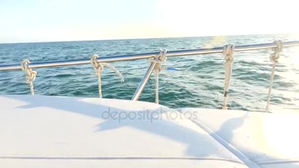 Olas de agua azul del mar, mientras que el barco se mueve rápido. 4k, primer plano, espacio para copiar — Vídeo de stock