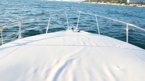 Olas de agua azul del mar, mientras que el barco se mueve rápido. 4k, primer plano, espacio para copiar — Vídeo de stock