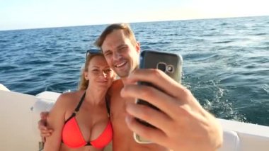 Selfies onun Smartphone'da alarak seven çift, yatta, birlikte oturan kutlu olsun. 4k, ağır çekim