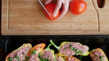 Kabak hazırlama kadın eller kıyma ve Bulgar biber dolması. 4k, üstten görünüm.