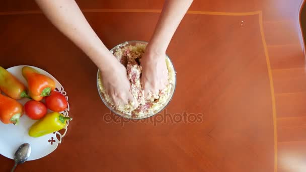 Женские руки готовят цуккини с фаршированным мясом и болгарским перцем. 4k, вид сверху . — стоковое видео