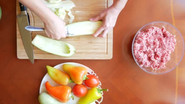 Frauenhände bereiten Zucchini zu, die mit Hackfleisch und bulgarischen Paprika gefüllt sind. 4k, Ansicht von oben. — Stockvideo