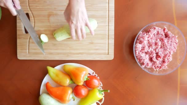 Mains de femmes préparant des courgettes farcies de viande hachée et de poivrons bulgares. 4k, vue de dessus . — Video